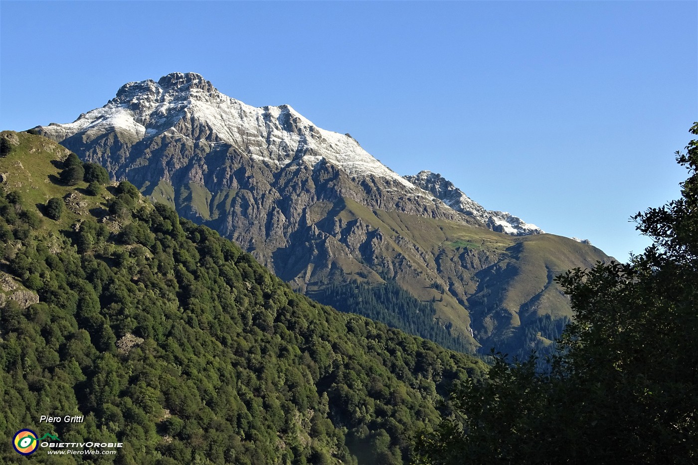 08 La cima del Tre Signori con la prima spruzzatina di neve .JPG